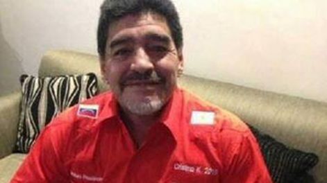 Maradona, en Venezuela con una camisa que dice “Cristina K 2015”