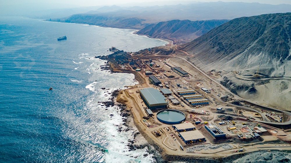 La producción de La Escondida va desde la montaña al mar, donde tiene su propia planta desalinizadora y un puerto propio.