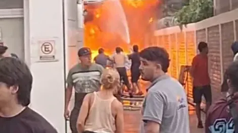 [VIDEOS] Feroz incendio en el fondo de un local comercial en inmediaciones de la Esquina Colorada