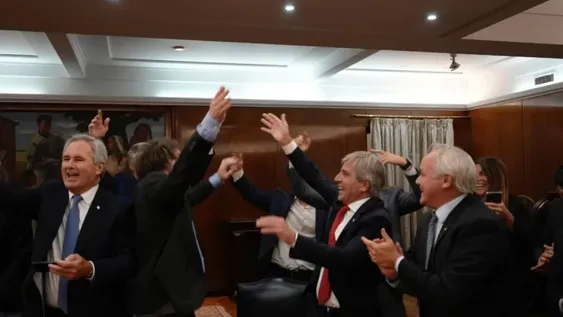 MANDRIL decime qué se siente: Con este cántico Milei festejó el lunes la salida del cepo con el equipo económico y descartó que le pase lo mismo que a Macri.