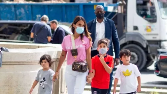 Antonela Roccuzzo junto a Thiago, Mateo y Ciro Messi ya pasean por las calles de París