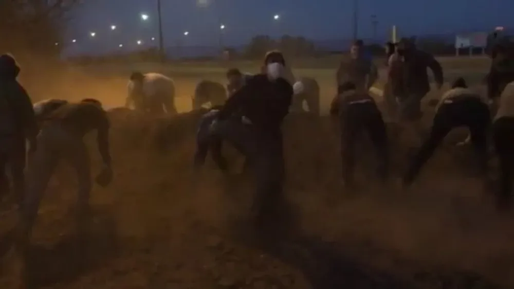 Vecinos sacaron montículos de tierra que bloqueaban los accesos a un pueblo aislado por los contagios