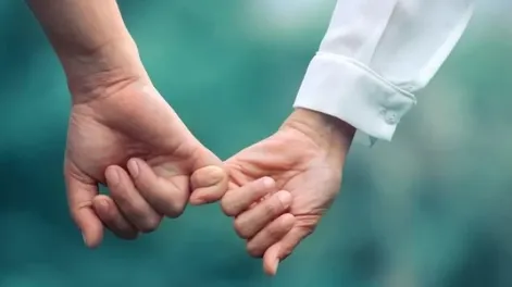 La lealtad se parece a una mano firme en medio de la tormenta que sostiene, advierte y orienta.