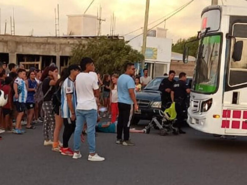 Un colectivo de línea chocó a una mujer que circulaba en silla de ruedas