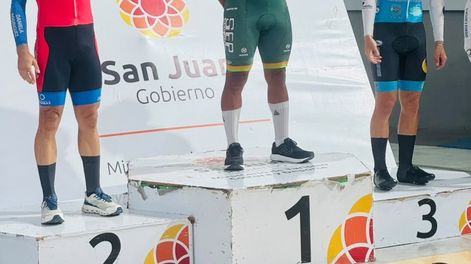 Podio. Ruiz Calle, del SEP, se quedó con la fecha del ciclismo Pista de la Federación.