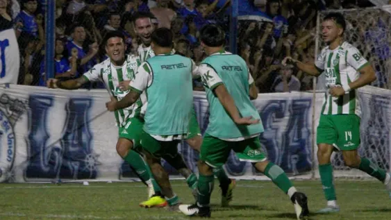 Loco festejo. Tras el gol de Benavídez los jugadores puyutanos le dieron rienda suelta a su alegría. Sportivo clasificó a la final por un gol de más en la serie ante Unión.