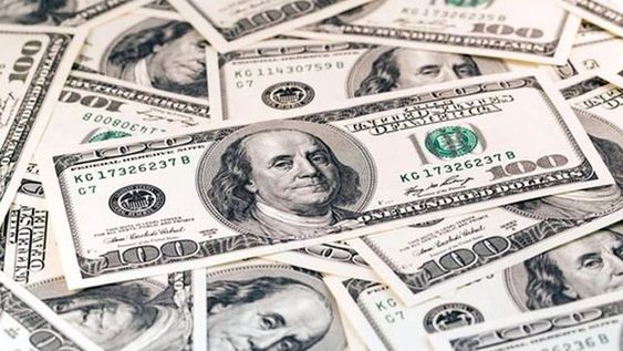 El dólar prolongó este lunes su estabilidad