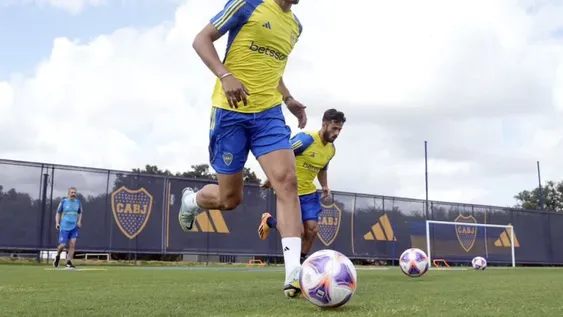 Recuperado. El goleador uruguayo Cavani pudo entrenar con normalidad y Boca lo tendrá mañana ante los peruanos buscando la clasificación.