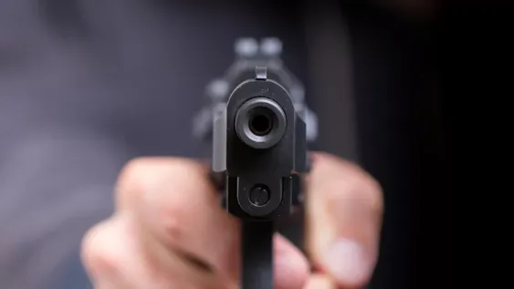 A punta de pistola tres sujetos robaron $500 mil pesos y una moto de una marmolería