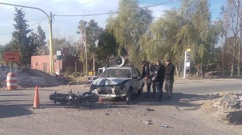 Un auto y una moto chocaron en una transitada esquina con semáforos sin funcionar