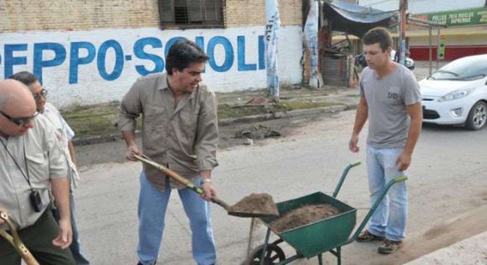 Capitanich agarró la pala y la escoba en su primer día