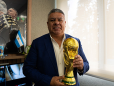Chiqui Tapia negocia que Argentina juegue toda la fase de grupos del Mundial 2030