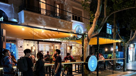 la iniciativa solidaria de un gastronomico sanjuanino para acompanar a la gente en situacion de calle: seria bueno que mas locales se sumen