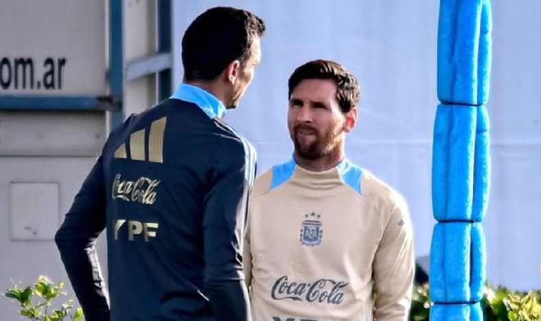 Scaloni junto a Messi.