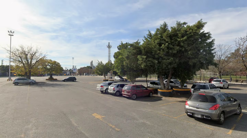 El estacionamiento del supermercado donde encontraron muerto al hombre. (Foto: Google Street View).