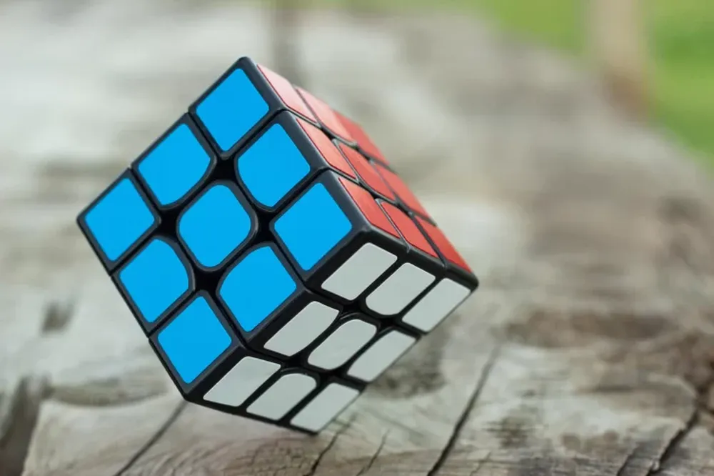 Un joven reveló un súper “truco” para resolver el cubo de Rubik “infinita de veces”