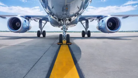 Los vuelos regulares no se reanudarían en la Argentina el 1º de setiembre