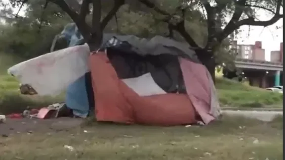 La pequeña vivía con su mamá en una carpa al lado de la autopista
