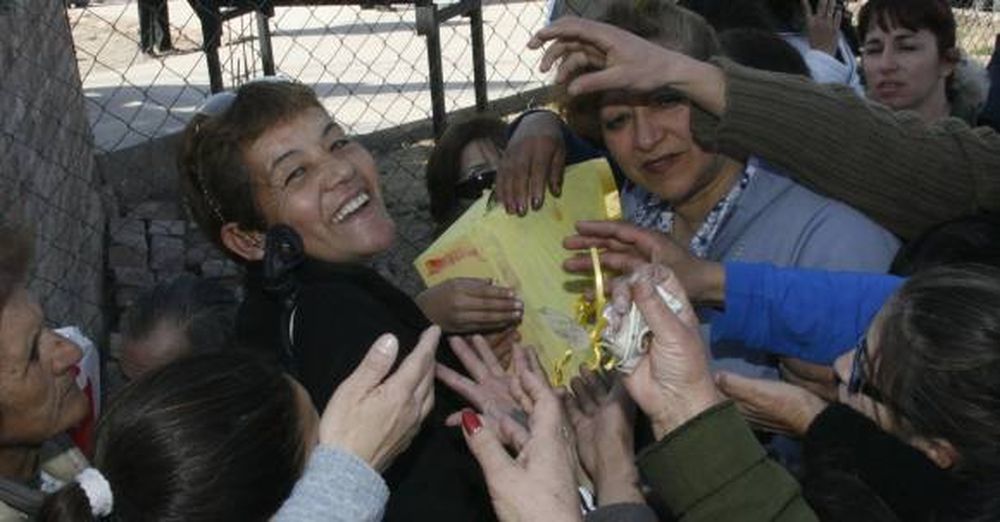 Regaló 800 pancitos para agradecer por sus 5 hijos