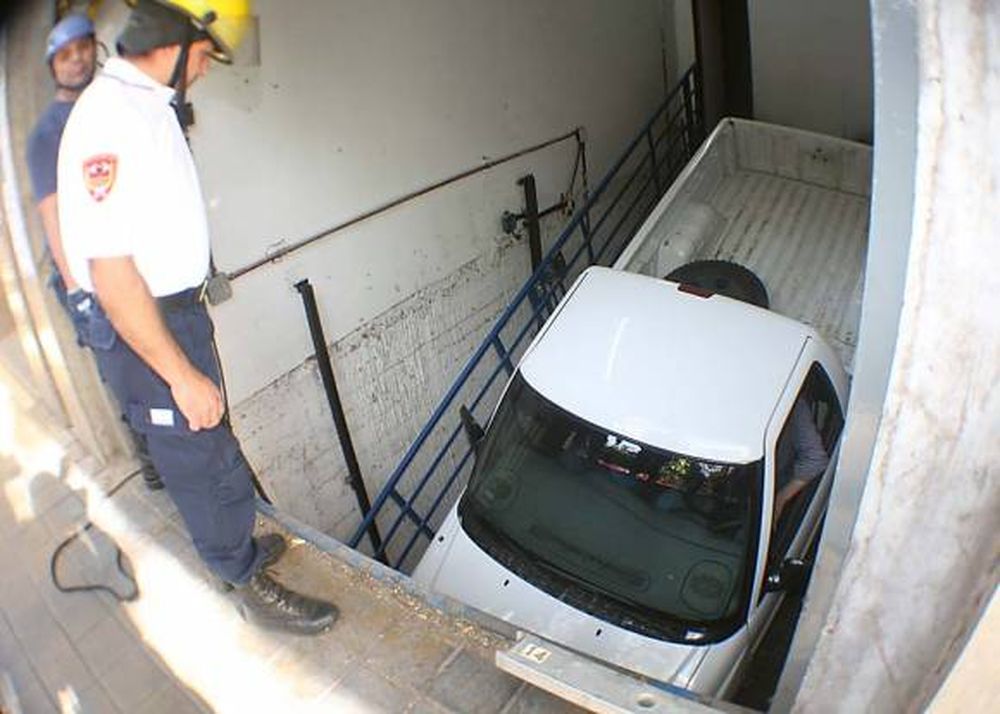 Sufren un gran susto al caer en un elevador