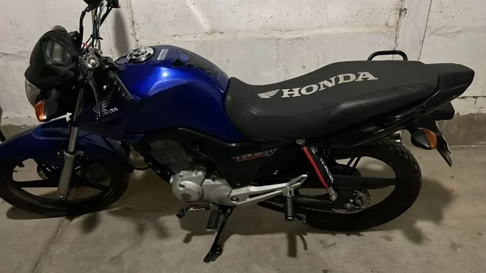 Llevaban empujando una moto robada, los sorprende la policía y se fugan