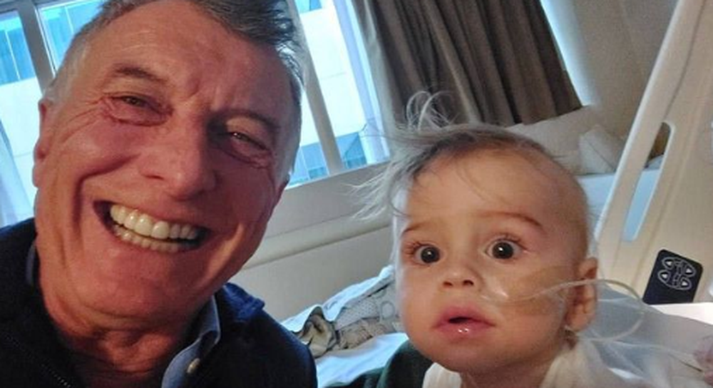 La tierna foto que subió Macri con su nietito en una clínica: “Seguimos mejorando”
