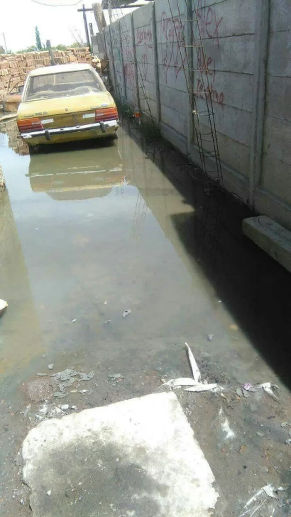 Un colapso cloacal inundó de aguas servidas varias casas en Caucete