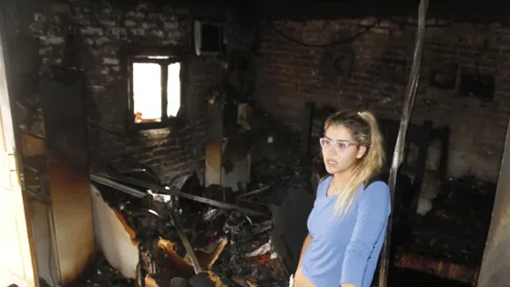 Le revientan la puerta, entran y le prenden fuego a su casa, las llamas destruyeron todo