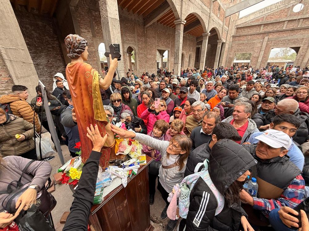 La gente hizo fila hasta por 2o minutos para poder llegar hasta la imagen de San Expedito y poder tocarla.