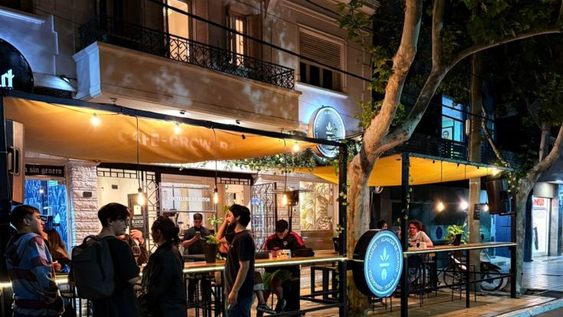 la iniciativa solidaria de un gastronomico sanjuanino para acompanar a la gente en situacion de calle: seria bueno que mas locales se sumen
