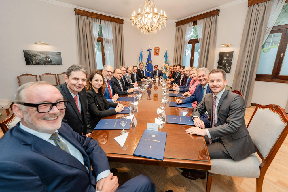 El encuentro de política internacional en San Juan reunió a embajadores europeos para fortalecer vínculos y cooperación.
