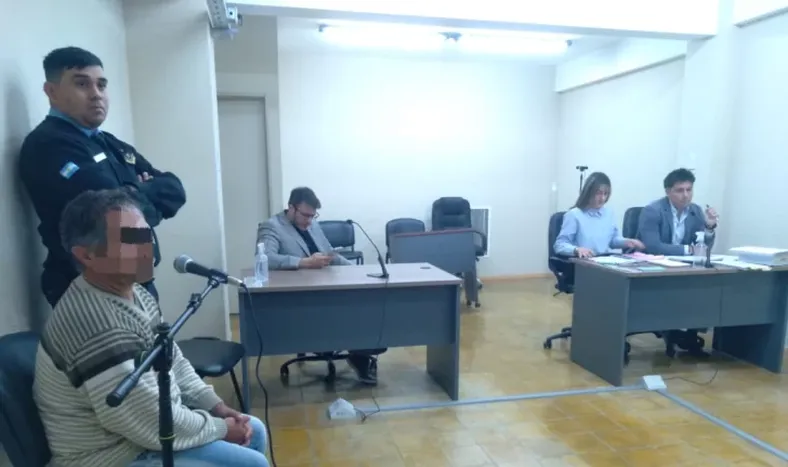 El acusado (izquierda) admitió que cometió abusos simples contra tres niños (incluido su propio hijo). Por eso pudo quedar libre.