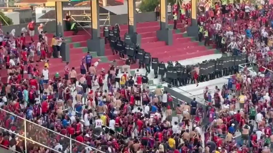 violencia extrema en el clasico paraguayo entre olimpia y cerro porteno: cruce entre los hinchas y la policia