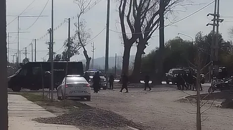 [VIDEOS] Batalla campal entre bandas y enfrentamiento con la policía en un barrio “caliente”