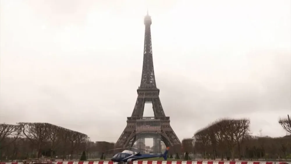 La Torre Eiffel creció seis metros por la colocación de una nueva antena