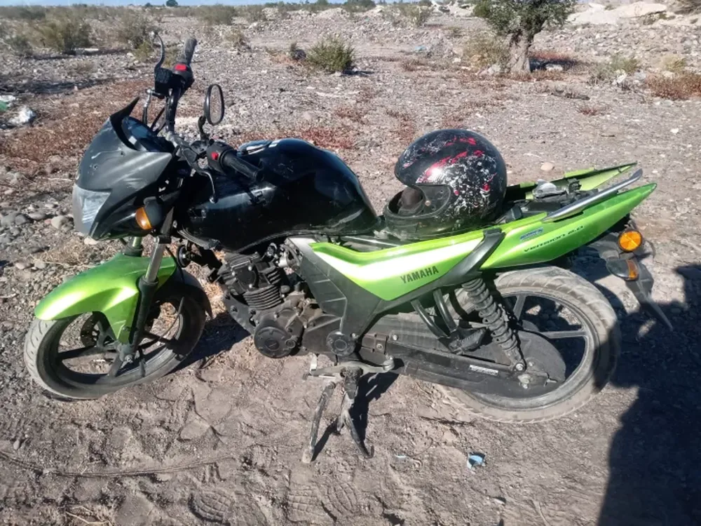 Robaron una moto, asaltaron a mano armada una heladería, se fugaron y uno cayó