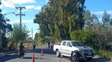 Grave choque frontal entre una Hilux y una moto: ¿el conductor de la camioneta iba ebrio?
