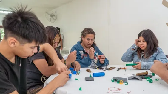 Alumnos con dicapacidad y de una escuela secundaria de Angaco fabricaron elementos para mejorar la calidad de vida de pacientes con artritis.