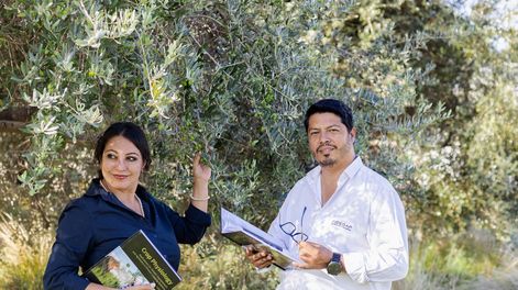 Francisco González y Rosario Paz trabajaron juntos para la investigación que aparece en un libro que describe los efectos de heladas en frutales.&nbsp;