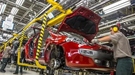 La economía volvió a caer en noviembre y registró su primer retroceso anual en más de un año