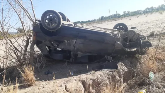 Manejaba borracho, volcó y salió ileso