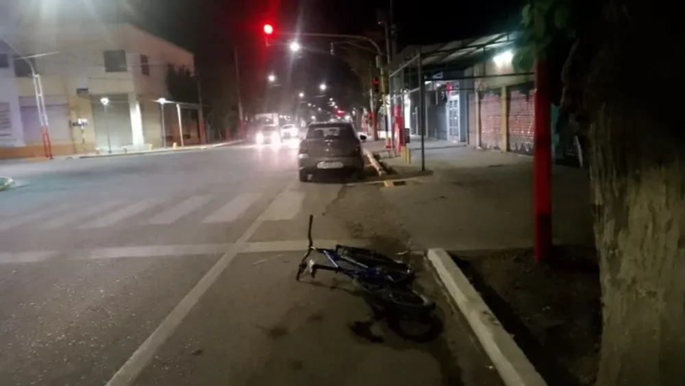 Un ciclista se distrajo con el celular y golpeó con un auto que esperaba el semáforo