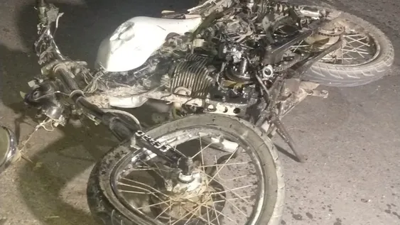 Lo peor para un motociclista que se estrelló contra un auto cuando quiso pasar a otro