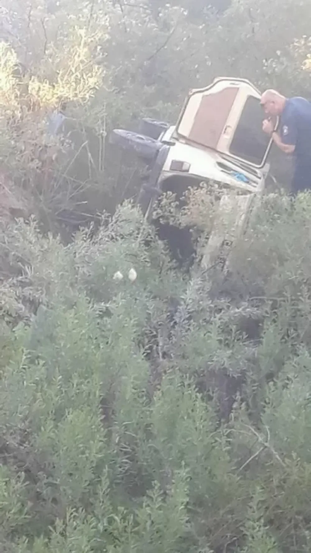 Una Renoleta cayó a un desagüe y sus ocupantes fueron hospitalizados