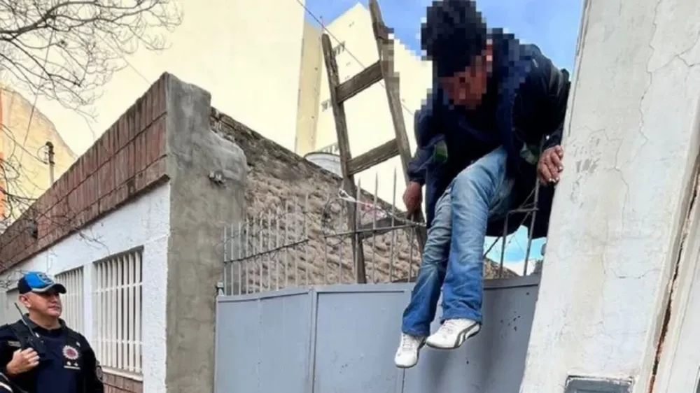 Entró, robó y en la huida saltó y se incrustó una reja en los testículos
