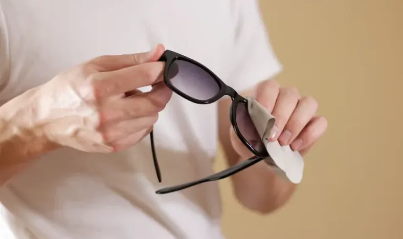 Nada de servilletas: así limpian los lentes en las ópticas para que queden perfectos.