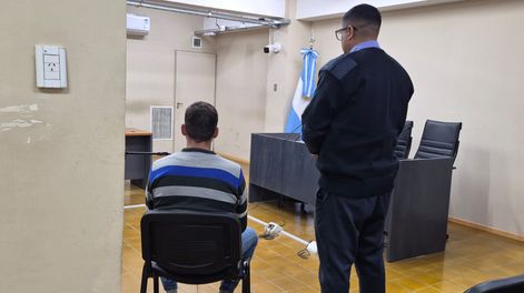 El acusado zafó de una condena que podía ser de los 10 a 15 años de cárcel. No se muestra su rostro y no se lo menciona por pedido del juez de la causa. La decisión es para cuidar a las tres hijas que tiene en común el victimario con la vícitma.&nbsp;