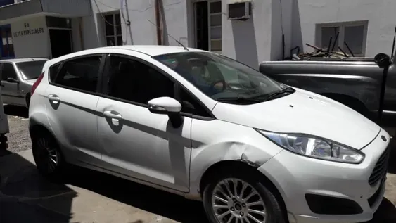 Robaron un auto en Mendoza y lo encontraron estacionado en una esquina de Rawson