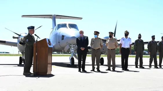 Taiana presentó avión adquirido en EEUU, en medio de los chispazos