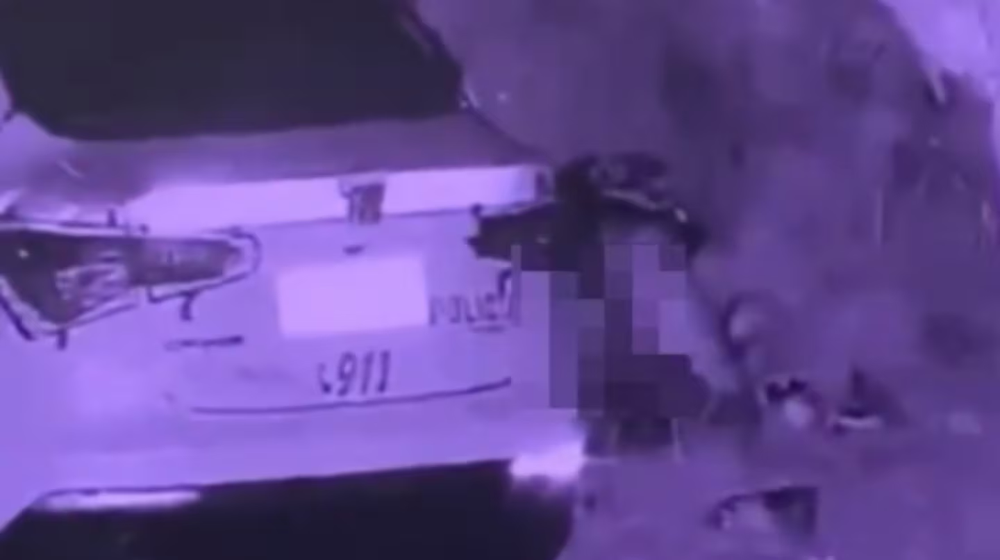 El policía quedó grabado en video y fue echado.&nbsp;